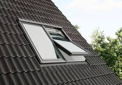 VELUX dakraam met aansluiting tussen grijze dakpannen