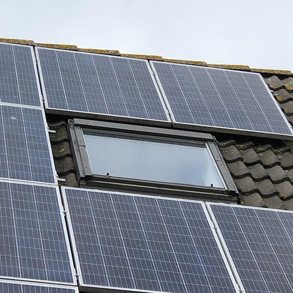 Mijn VELUX dakraam vervangen terwijl er zonnepanelen op mijn dak liggen, kan dat?