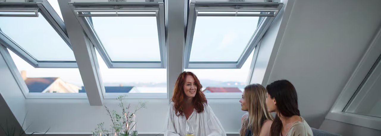 Daglicht door VELUX dakramen in een sfeervolle woonkamer