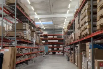 Het magazijn van Dakraamplaza in Leiderdorp met dakramen op voorraad