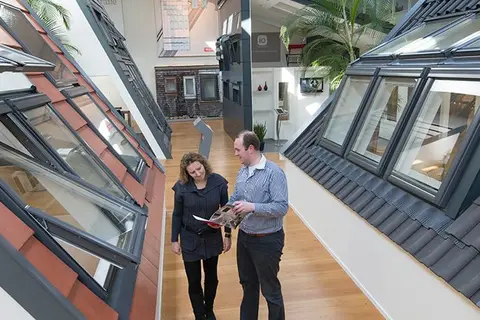 Adviseurs bespreken dakraamkeuzes in de showroom in Leiderdorp