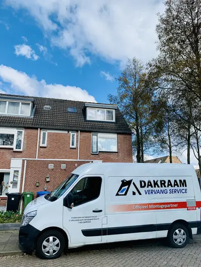 Bus van Dakraam Vervangservice bij een woning met dakramen