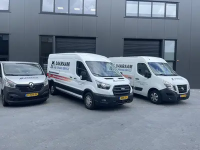 Bussen van Dakraam Vervangservice voor het bedrijfspand