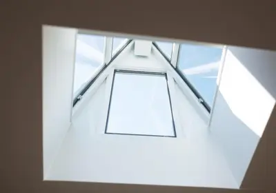 Detail van een wit VELUX dakraam met daglicht