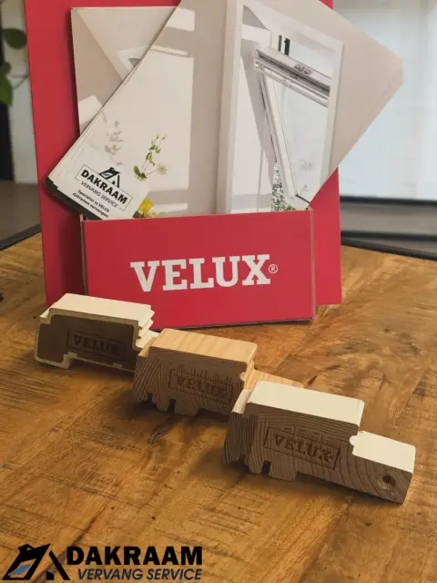 Rode VELUX-presentatiedoos met productinformatie en houten profielstalen op een tafel