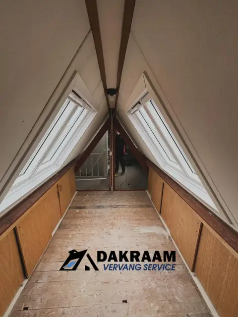 Twee nieuwe dakramen tegenover elkaar in een zolder met houten balken