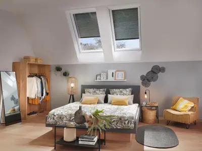 Twee Roto dakramen in een lichte slaapkamer met plissé gordijnen