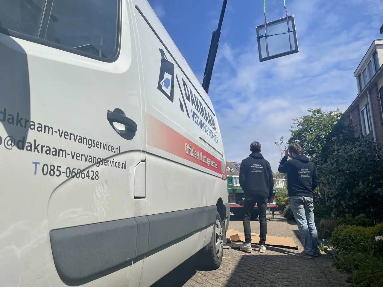 Monteurs van Dakraam Vervangservice aan het werk bij het vervangen van een VELUX dakraam